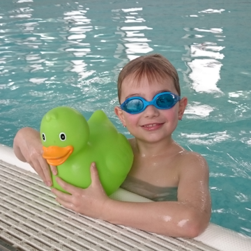 Schwimmkind mit Ente_1080